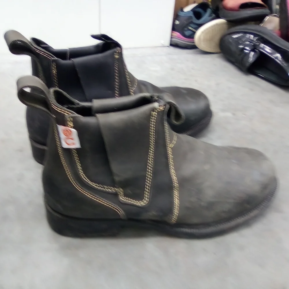 Caboodles Black Sturdy Boots with Chevron Tread